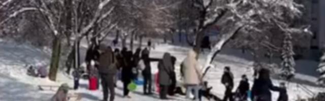DIVNA SCENA IZ BEGORADA: Deca uživaju u snegu (VIDEO)
