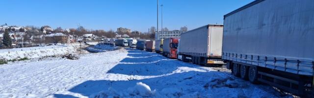 Parkirani kamioni kod Fijata onemogućavaju prilaz do Zastavine ambulante