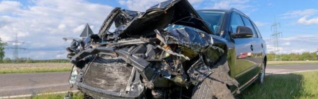 DRAMA U RAKOVICI! Auto sleteo u kanal – saobraćaj BLOKIRAN u oba smera!