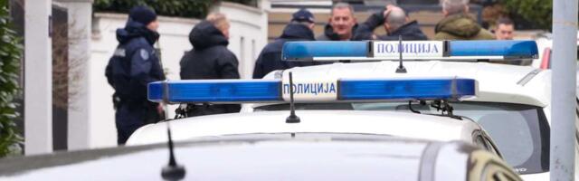 KURIR TV NA LICU MESTA! OGROMNA MATERIJALNA ŠTETA NA FASADI I AUTOMOBILIMA! Traga se za napadačima