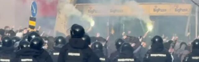 Neverovatne scene u korteu Grobara: Navijači otkinuli saobraćajne znake i nose ih sa sobom na Marakanu