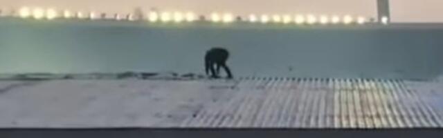 Navijač trčao po krovu, pa NESTAO: Postavljanje transparenta o Franji Tuđmanu (VIDEO)