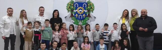 Ovo je najslađa liga šampiona koju ste videli: Mališani iz vrtića u Priboju podigli pobednički pehar