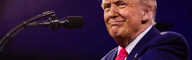 Tramp potkačio Makrona: Jedva se oporavio od Brižitinog udarca u vilicu (VIDEO)