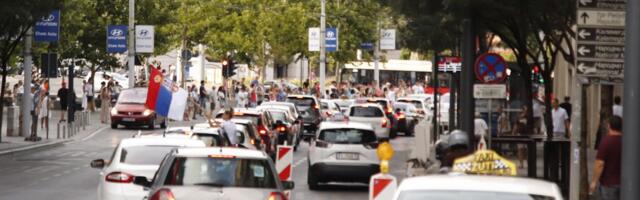 Ovakvu blokadu ulice Srbija nije odavno videla: Stoje mirno, svi ih snimaju, u trenutku se promenilo sve