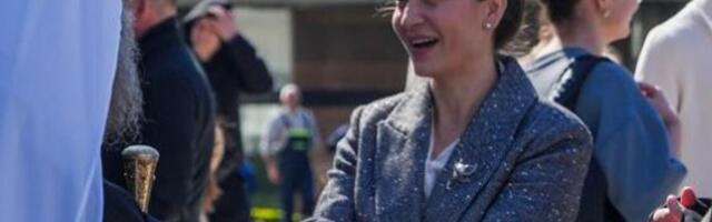 JELENA TOMAŠEVIĆ NA CVETI DOBILA BLAGOSLOV PATRIJARHA PORFIRIJA! Pevačica prava vernica, ne skida osmeh s lica dok sluša duhovne pouke - KURIR PAPARACO