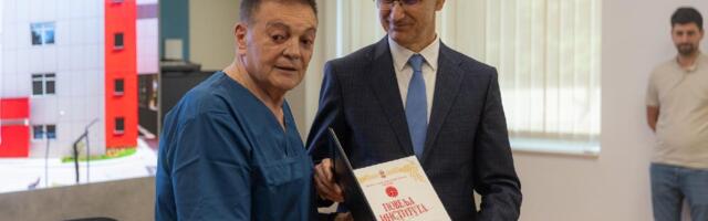 Macut obišao Institut Dedinje, uručena mu Povelja za doprinos radu tog instituta