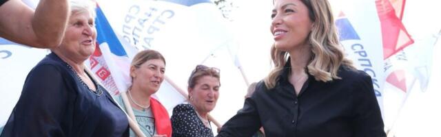 MINISTARKA MESAROVIĆ SA GOLIJE POSLALA JASNU PORUKU: Predsedniče Vučiću, svi su uz vas! Zaigrala i kolo uz zvuke srpske trube sa meštanima (VIDEO)