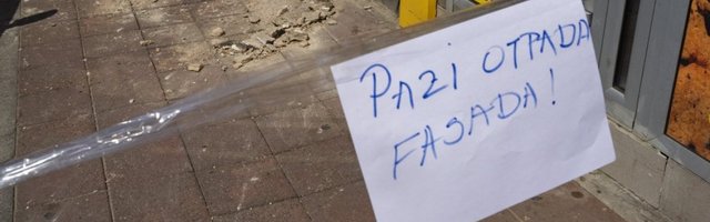 (FOTO) Užas u Beogradu: Deo fasade pao ženi na glavu i naneo joj teške povrede!