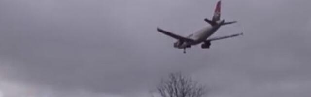 MILIONI LJUDI APLAUDIRALI NAŠEM PILOTU! Pogledajte kako je spustio avion usred VELIKE OLUJE! (VIDEO)