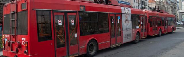 Nesreća u centru Beograda: Trolejbus udario u drvo (FOTO)