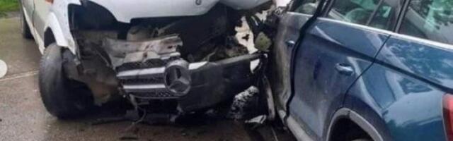 KARAMBOL U ORAŠCU KOD ARANĐELOVCA: Direktar sudar kombija za prevoz pošte i džipa (FOTO)