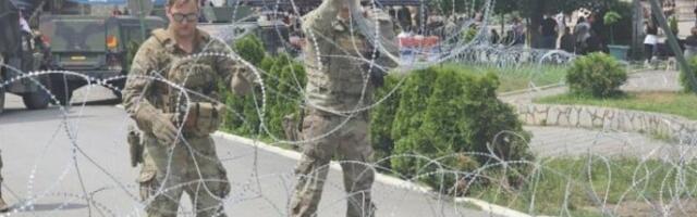 KFOR uklanja deo bodljikave žice u Leposaviću (VIDEO)