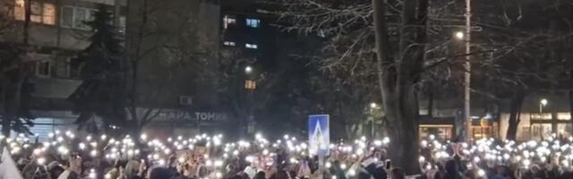 "Jedino nam je ostalo da decu branimo svojim telima": Protest solidarnosti u Kraljevu (VIDEO)