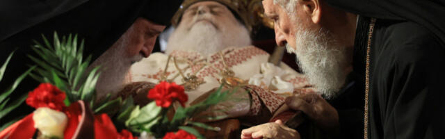 ISPRAĆAJ DUHOVNOG VELIKANA KOJI JE OBNOVIO PRAVOSLAVLLE U ALBANIJI: Državnici i hiljade vernika na sahrani arhiepiskopa Anastasija