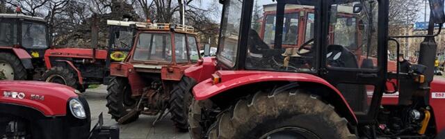 Muškarci u crnom razbijali prozore na traktorima (VIDEO)