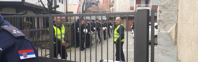 Građani jajima gađaju zgradu Opštine, policija u punoj opremi – burna sednice Skupštine u Vlasotincu