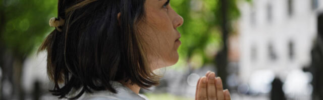 "MOLILA SAM SE NA NJEGOVOM GROBU I UPOZNALA SUPRUGA SA KOJIM IMAM DETE": Svedočanstvo ove vernice treba da čuju samci, koji žele partnera (VIDEO)