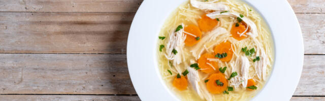 Pileća supa sa limunom: Antiupalna i lekovita, idealna za sezonu gripa (RECEPT+VIDEO)