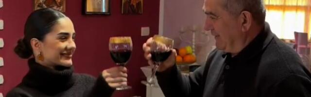 Anđela Đuričić otišla kod roditelja za Božić: Nazdravlja sa ocem pored bogate trpeze