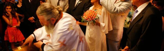 MLADA VAN SEBE OD BESA ZBOG OBIČAJA NA BALKANU: Tetka joj poludela, roditelji van sebe od besa, SKANDALČINA!