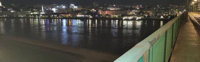 Posle kažu da ljudima nije stalo: Žena prešla ogradu mosta, ono što je usledilo prepričavaće se danima