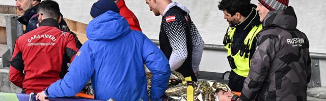 Austrijski bobisti se prevrnuli usred trke na ZOI, jedan od njih na nosilima poslat u bolnicu! /FOTO/