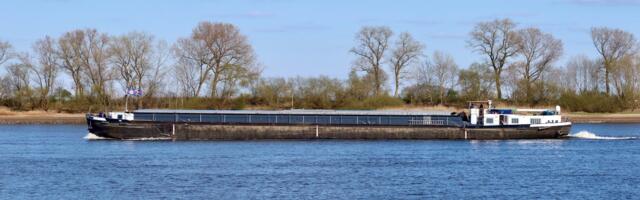 Brod se otkačio sa sidra i prošao ispod dva mosta u Novom Sadu: Plovio 24 kilometara pa se nasukao