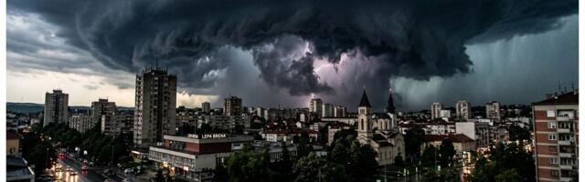 Zastrašujući snimci iz Kragujevca, crnilo "usisalo" grad za par minuta! Ovako je kada se spoje nebo i zemlja
