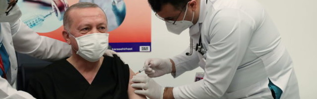 Ердоган пред камерама примио кинеску вакцину
