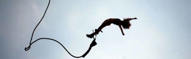 Kako je kad se otisneš i skočiš u ponor pričali smo sa čovekom koji živi za bungee skokove