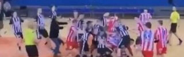 OPŠTA TUČA NA DERBIJU: Igrači Zvezde i Partizana se MAKLJALI, a sada se oglasili čelnici klubova (VIDEO)