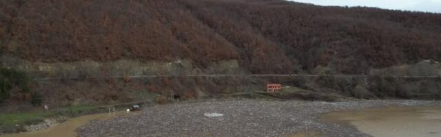 Plutajuća deponija na Ribarićkom jezeru (Video)