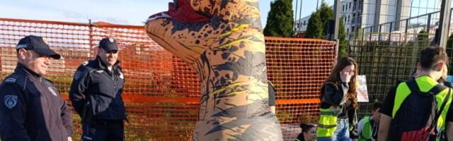 Ti-reks "prozborio koju" s policajcima ispred Informera - ostali bez reči...  (FOTO/VIDEO)