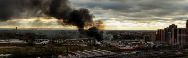 CRNI DIM PREKRIO PRESTONICU: Oko 150 vatrogasaca u borbi sa vatrenom stihijom - situacija dramatična! (VIDEO)