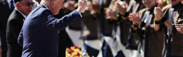 MELANIJA GA GLEDALA RAZROGAČENIH OČIJU! Tramp usred ceremonije zaplesao na svoj način! Kultna pesma pogodila ga u srce (VIDEO)