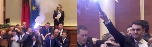 POSLANICI POLETELI BAKLJAMA NA POLICIJU! Šokantan snimak iz parlamenta, Balkan u neverici šta se dogodilo (VIDEO)