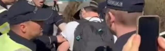 Uhapšen fotograf koji je snimio kako policija sprečava ćerku da vidi Kokanovića (VIDEO)