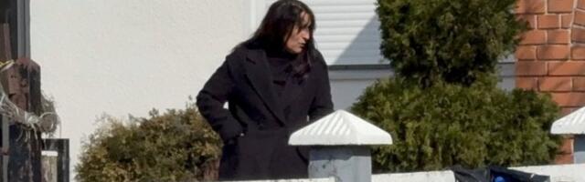 MAJKA DARKA LAZIĆA SLOMLJENA OD BOLA PRED SAHRANU SINA: Pogledajte snimak ispred porodičnog doma, Branka rastrzana na delove! (VIDEO)