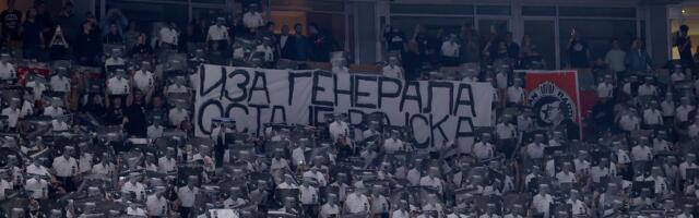 "IZA GENERALA OSTA VOJSKA": Potresne scene iz Arene - navijači Partizana se u suzama oprostili od  Duška Vujoševića!