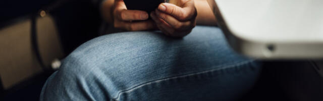 Imate običaj da sedite prekrštenih nogu? Istraživanja otkrivaju da li to šteti vašem zdravlju