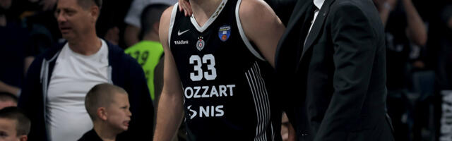 Auh, blam godine! Kalatesa ispalila lepa voditeljka, pa pokušao da se izvadi (FOTO)
