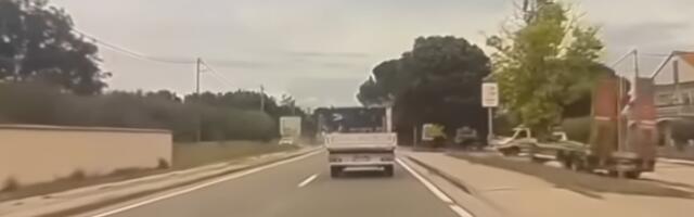 SULUDO PRETICANJE IH ODVELO PRAVO U SMRT! Isplivao snimak neposredno pre stravične nesreće kod Zadra, jedan detalj na vozaču bio je KOBAN! (VIDEO)