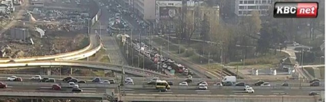 Zbog pucanja vodovodne cevi, autobus propao u rupu