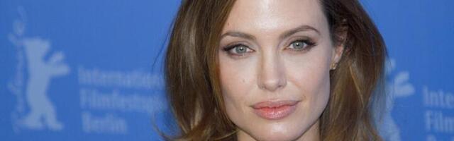 Ova devojka je doslovno bliznakinja Anđeline Džoli! Ljudi ne veruju šta gledaju (FOTO)