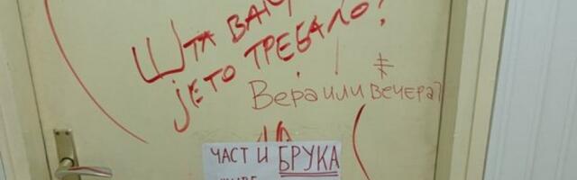 MONSTRUOZNO I BRUTALNO NASILjE TERORISTA BLOKADERA: Uništena vrata profesora Pešića nakon što je govorio na svenarodnom saboru (FOTO)