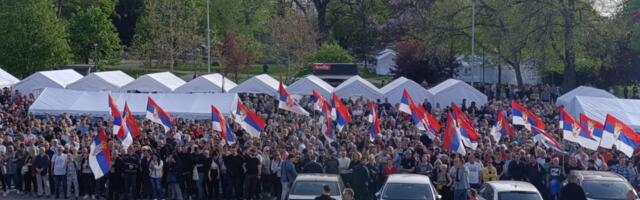 Poslanicima opozicije skandirali „ustaše“ i „lopovi“ ispred Skupštine Srbije (VIDEO)