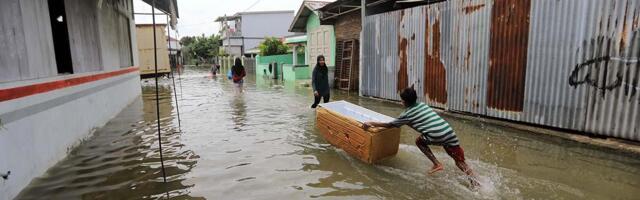 POSLEDICE KATASTROFALNIH POPLAVA U INDONEZIJI: Sumatra u haosu - stotine mrtvih, masovno raseljavanje, stanovnici pljačkaju prodavnice da bi došli do hrane
