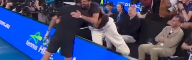Snimak koji obiazi ceo svet: Federer prekinuo meč kada je video Đokovića, pa oduševio potezom