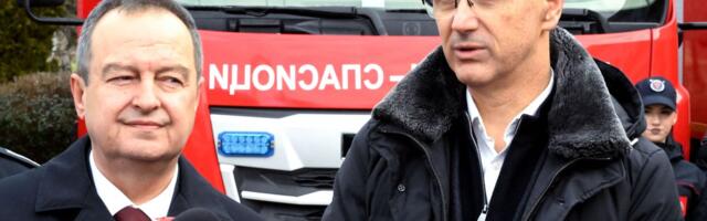 Dačić zajedno sa Macutom uručio ključeve pet novih vatrogasno-spasilačkih vozila